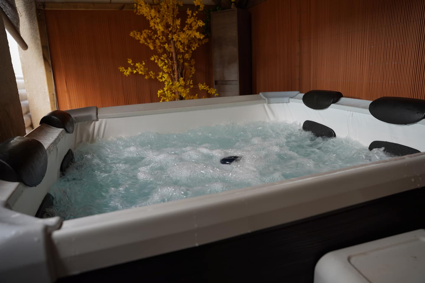 Le jacuzzi privatif bouillonnant, à l'abri
