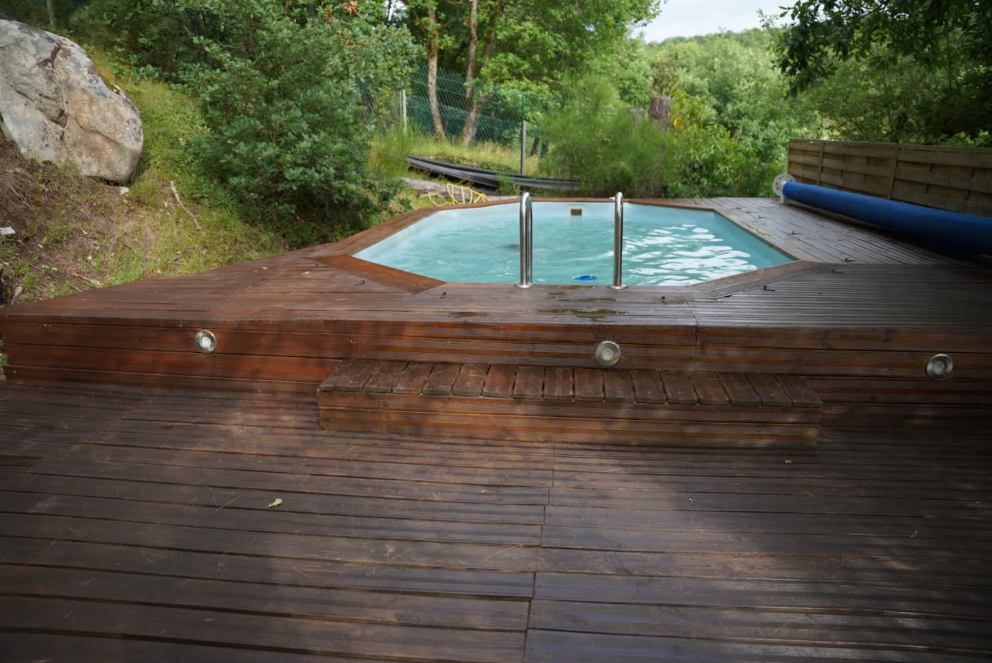La terrasse en bois et la piscine au petit matin