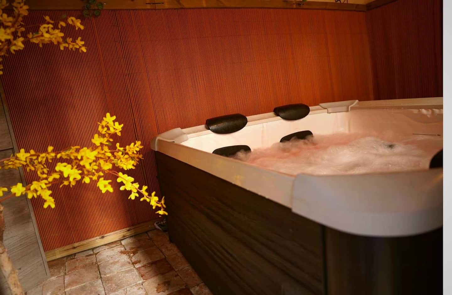 Le jacuzzi privatif dans son ambiance chaleureuse