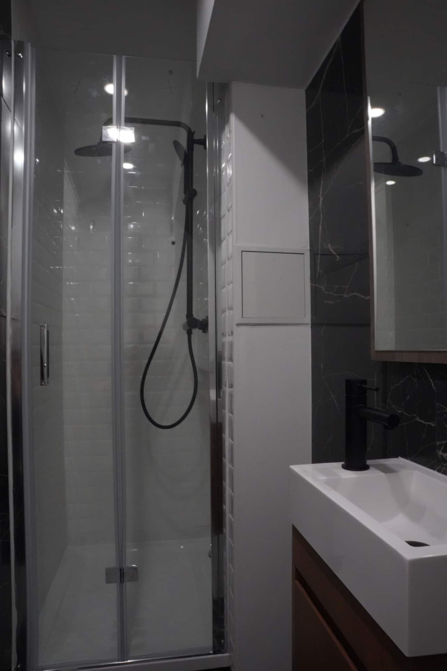 La salle d'eau attenante avec douche à l'italienne et vasque