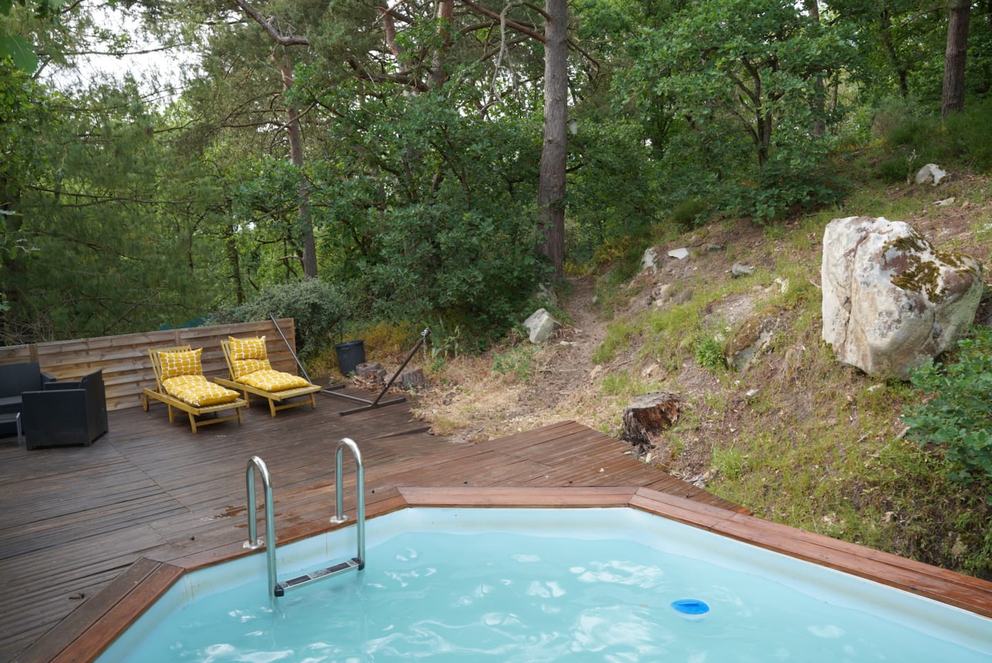 La piscine adossée à la forêt, sans vis-à-vis