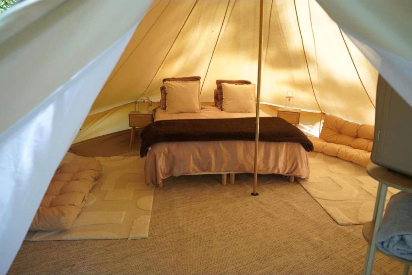 Intérieur de la yourte : le lit double sous la toile