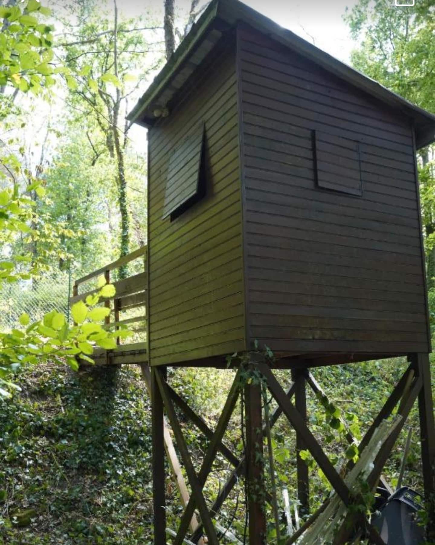 La cabane en bois sur pilotis abritant les toilettes sèches