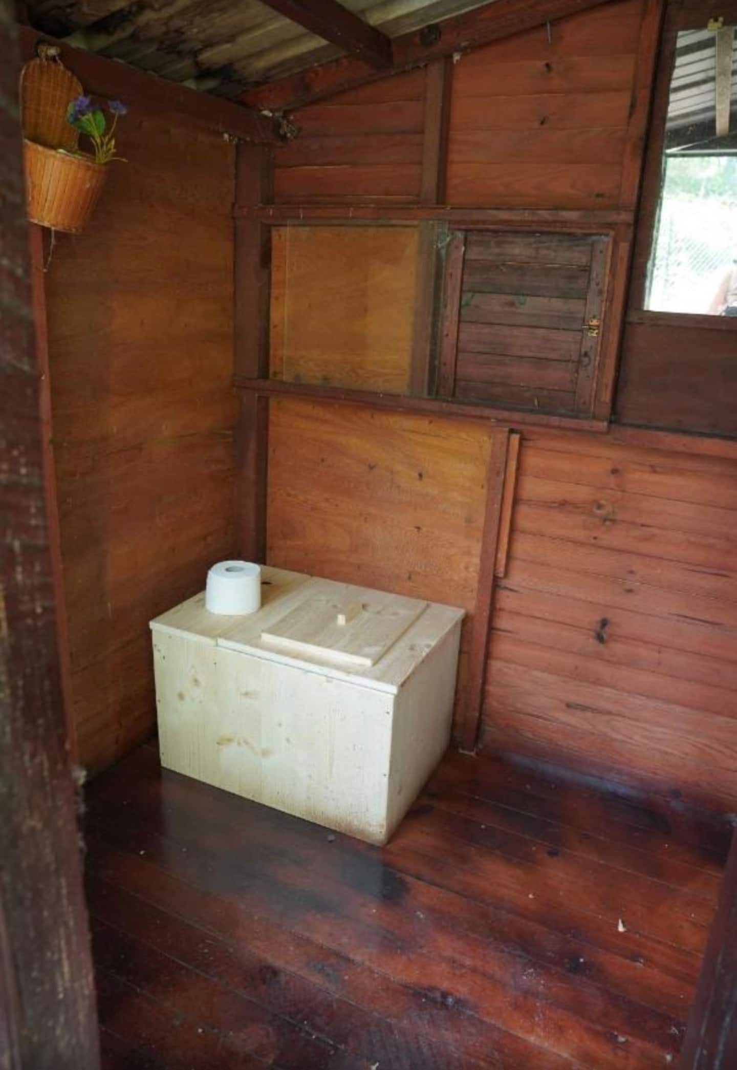 Intérieur de la cabane : les toilettes sèches