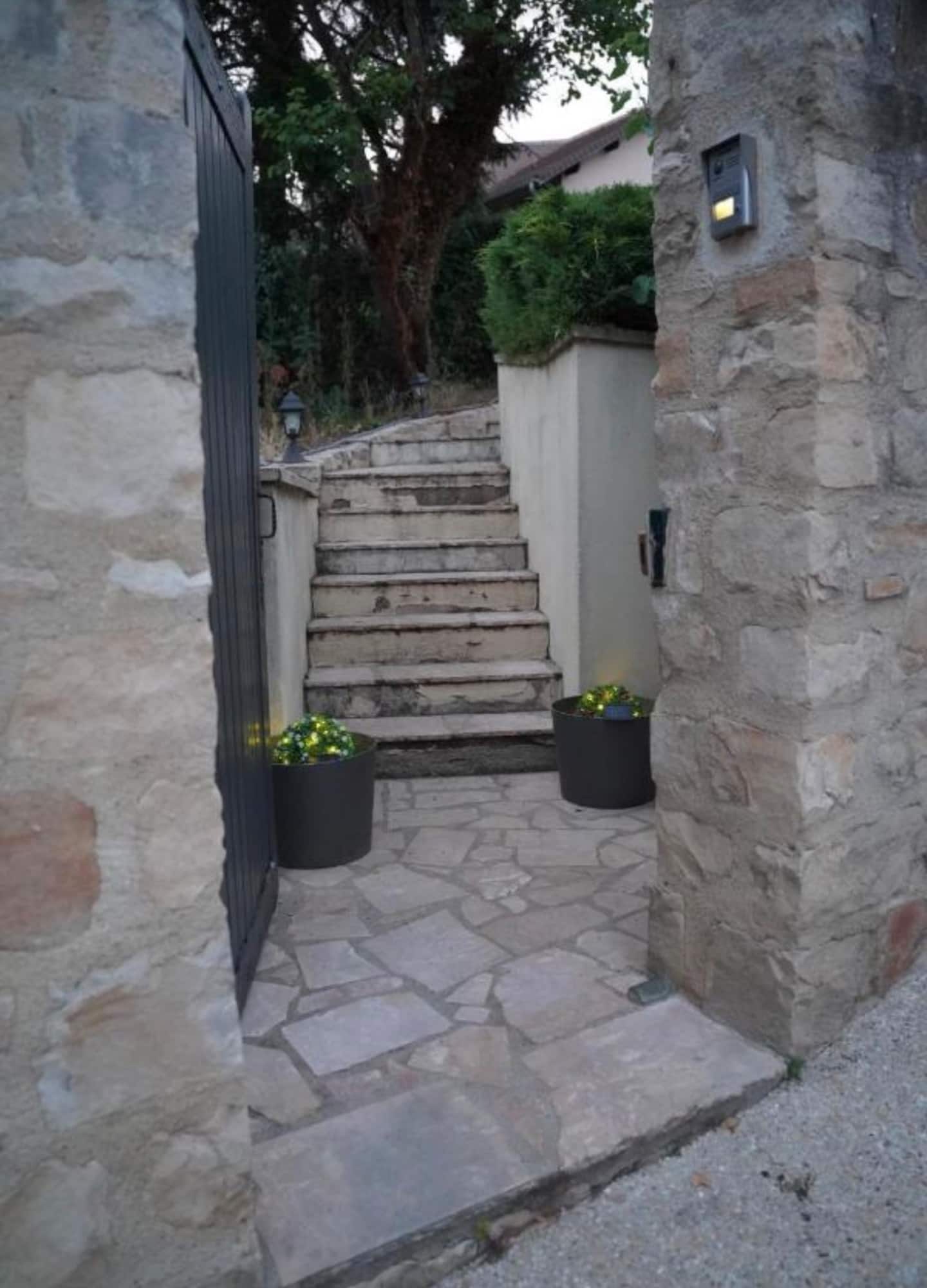 L'entrée du domaine et son escalier en pierre